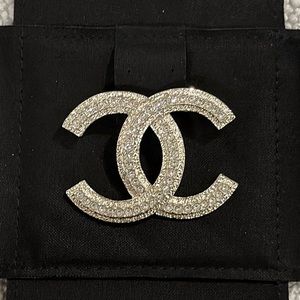 Chanel strass brooch 2023